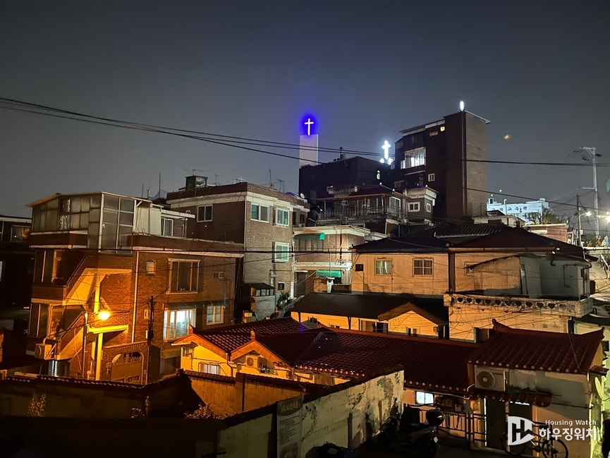 밤 11시경 마장동 꽃담벽화마을 전경