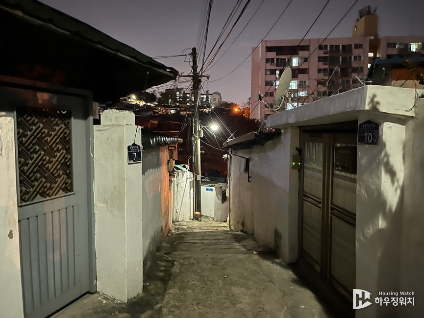 밤 11시경 마장동 꽃담벽화마을 내 협소한 골목길