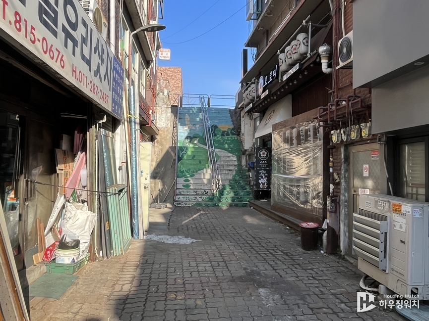 흑석1구역과 대로변의 지대 차이를 알 수 있음. 계단을 올라가야 차도·인도가 보임 