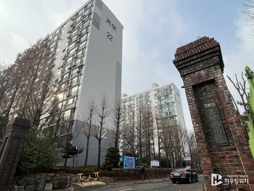 압구정1구역, 미성아파트 정문 