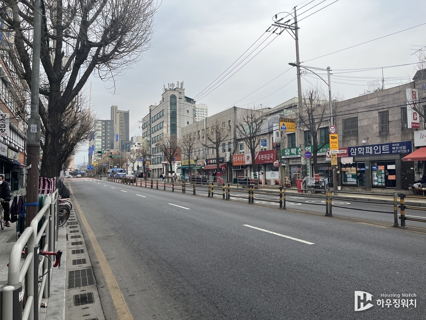 노량진1구역과 노량진3구역 사이를 관통하는 왕복 4차선 도로(장승배기로)