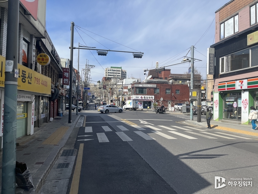 한남4구역 내 보광로-장문로 교차 사거리(지대가 가장 낮음, 한국폴리텍 대학 방면은 언덕배기) 