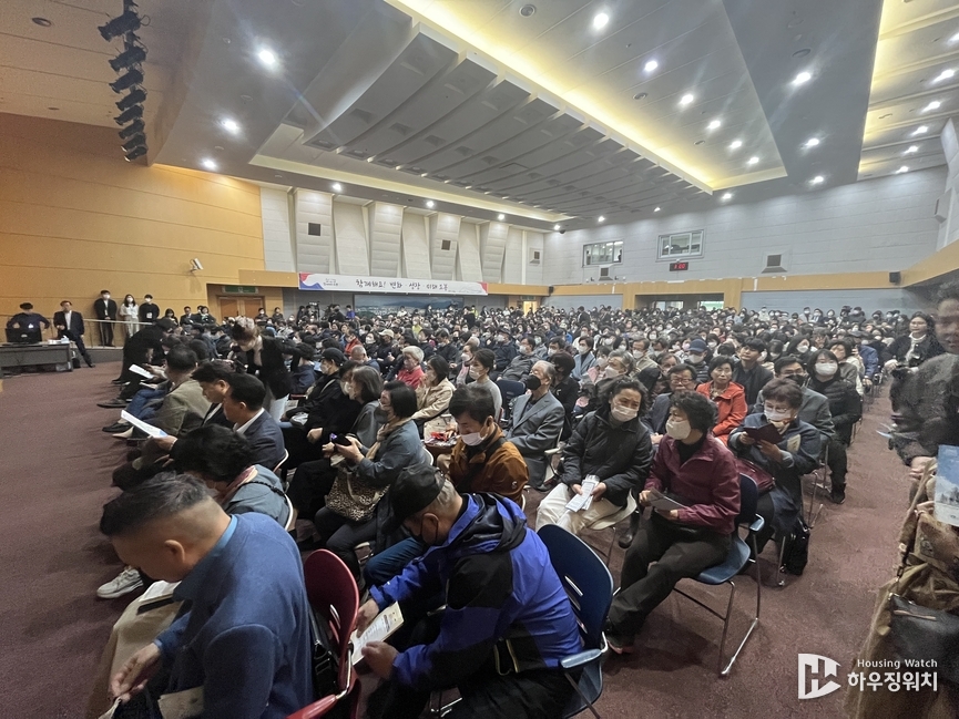 500명을 수용할 수 있는 도봉구청 선인봉홀이 주민들로 가득 찬 모습, 앉을 자리가 없어 많은 주민들이 서서 경청하고 있음