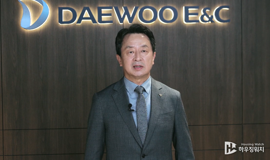 백정완 대우건설 대표가 한남2구역 조합원들에게 118프로젝트를 소개하는 모습