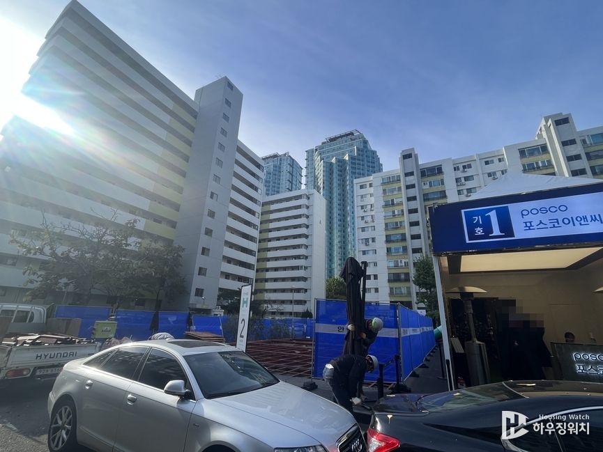 홍보전시관 철거중인 모습(현대건설은 철거 완료, 포스코이앤씨도 이번 주 내로 정리할 예정) / 하우징워치