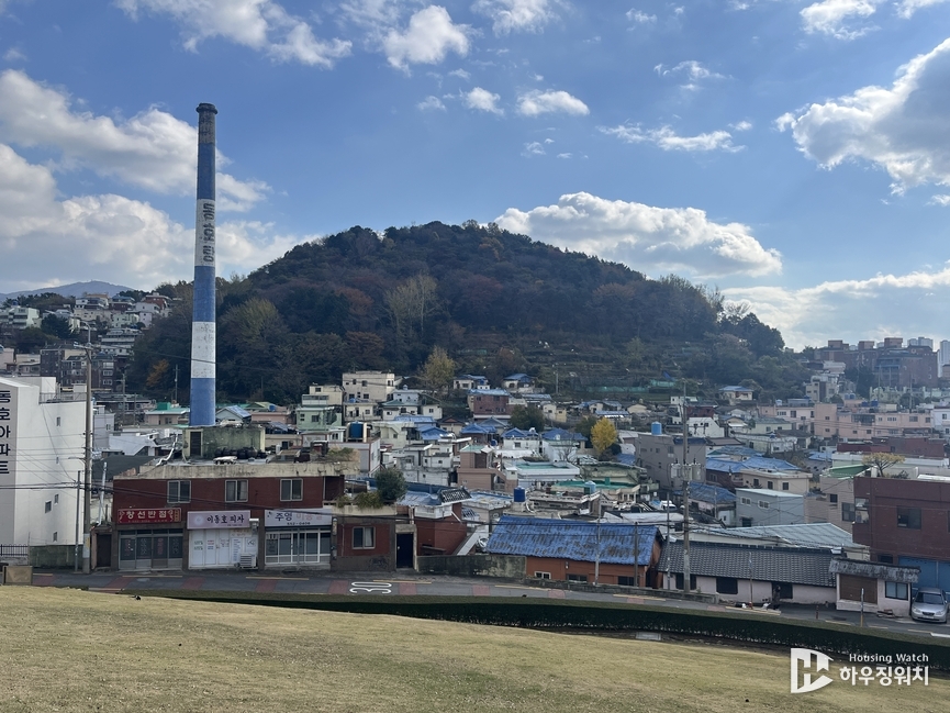 복천동고분군에서 바라본 사업 현장 / 하우징워치 
