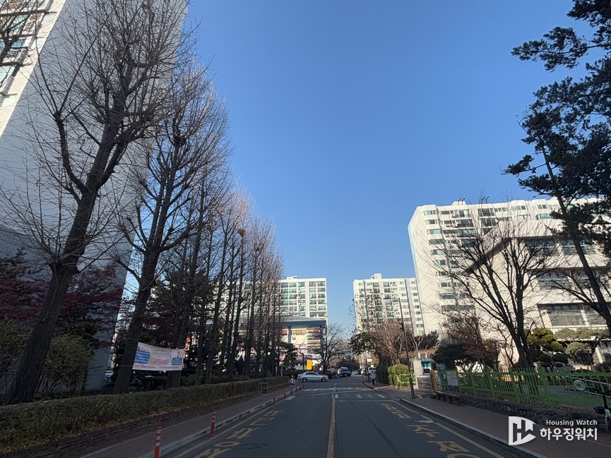 압구정1구역 전경. 도로를 중심으로 왼쪽엔 미성2차(911세대), 오른쪽엔 미성1차(322세대)가 위치해 있다. / 하우징워치 DB