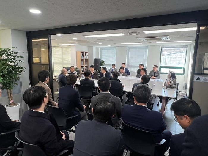 조합사무실에 모인 삼성물산·현대건설 실무자 모습 / 독자 제공 