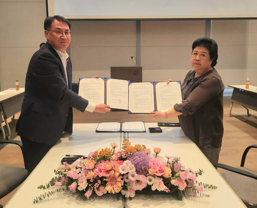 김송규 대신자산신탁 대표이사와 윤명숙 후암특별계획구역 6획지 재개발사업 추진준비위원장이 업무협약을 맺고 사진을 촬영하고 있다. /대신자산신탁