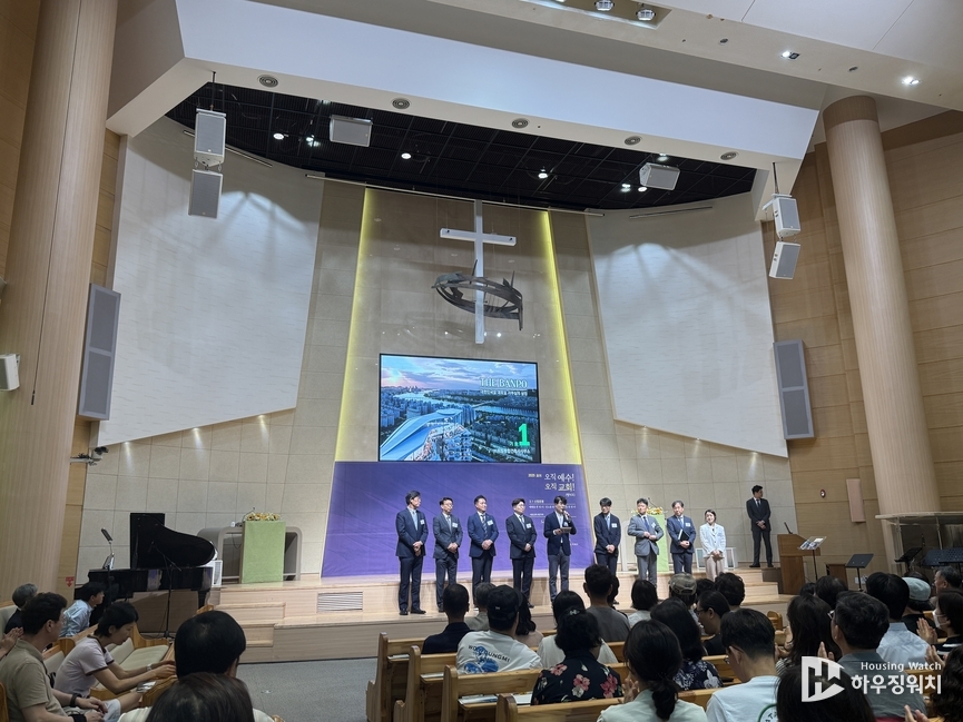 박규용 희림건축 주거부문 대표(왼쪽에서 5번째) 등 관계자들의 인사 모습 / 하우징워치 DB