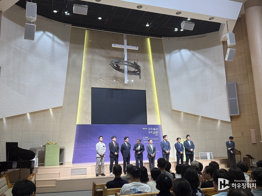양승호 디에이건축 대표(왼쪽 4번째), 이상인 해안건축 대표(왼쪽 5번째) 등 관계자들의 인사 모습 / 하우징워치 DB
