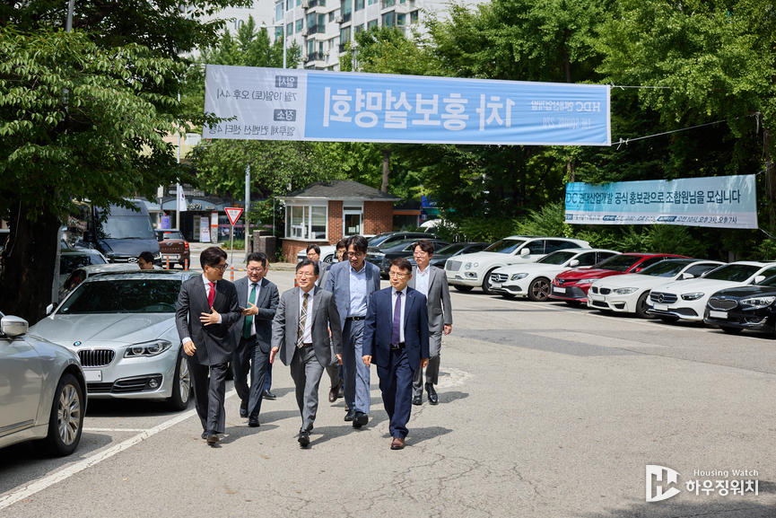 HDC현대산업개발 사장단이 방배신삼호를 둘러보는 모습 / 하우징워치 DB 