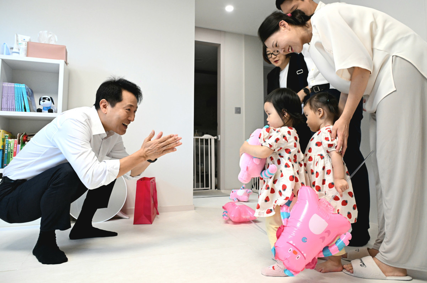 광진구 자양동 ‘미리내집’을 방문한 오세훈 서울시장이 입주자 자녀에게 인사를 건네는 모습 / 서울시