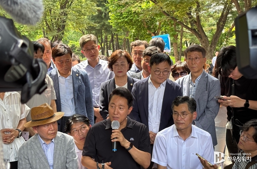 오세훈 서울시장이 목동6단지를 방문해 주민간담회를 갖는 모습 / 하우징워치 DB