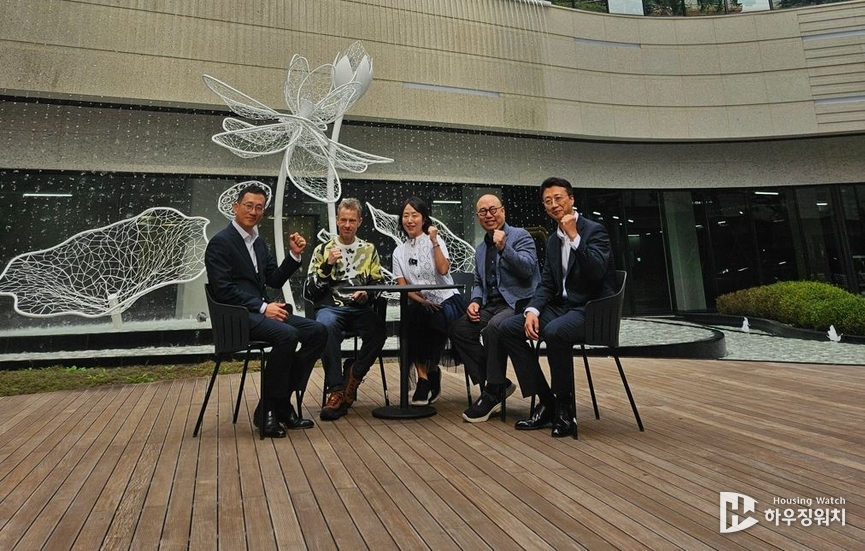 (우측부터) 김주영 삼성물산 상무, 김명석 삼성물산 부사장, 정희선 조합장, 스튜어트 우드(Stuart Wood) 헤더윅 스튜디오 그룹리더